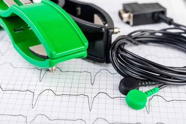 ECG electrodes on the background of the electrocardiogram — Stock Photo, Image