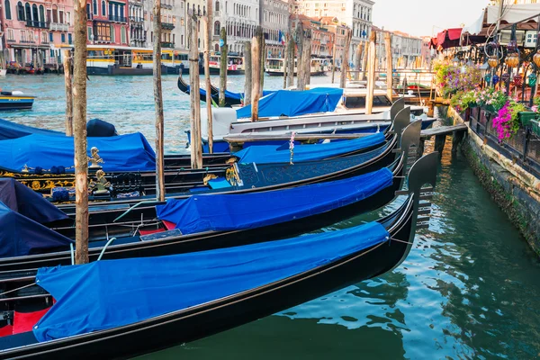 Góndolas y linterna por la mañana en Venecia — Foto de Stock