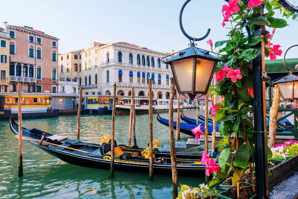 Гондоли і ліхтар вранці у Венеції — стокове фото
