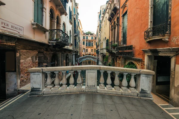 Canal y edificios tradicionales de Venecia — Foto de Stock