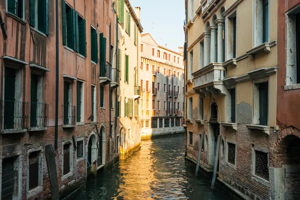 Canal y edificios tradicionales de Venecia — Foto de Stock