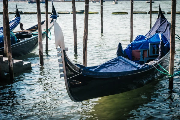 Гондолы утром в Венеции — стоковое фото