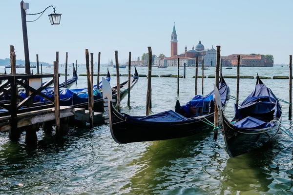 Gondeln am Morgen in Venedig — Stockfoto