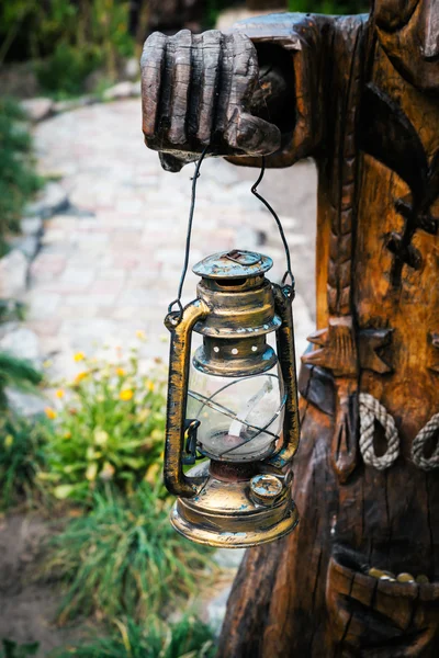 Fotogenlampa i händer. Folclore bakgrund — Stockfoto