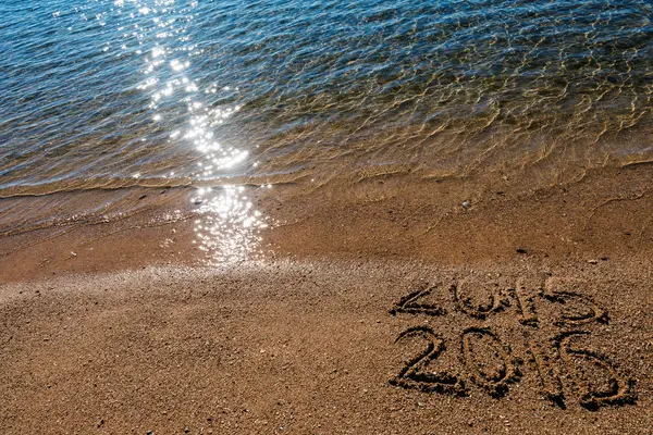 Concepto de Año Nuevo en la playa del mar . — Foto de Stock