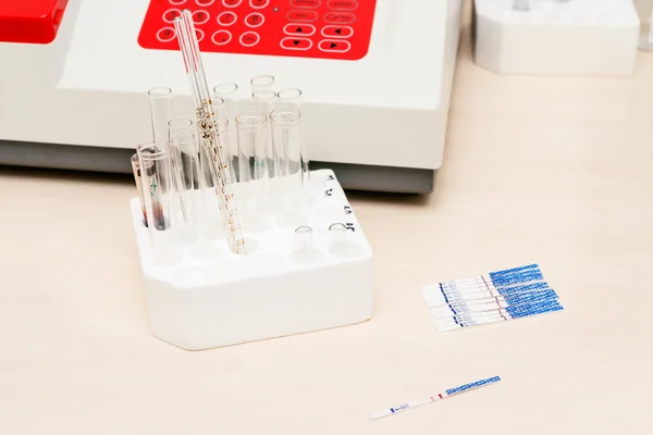 Proceso de fertilización in vitro de cerca. Equipo en laboratorio de fertilización, FIV . — Foto de Stock