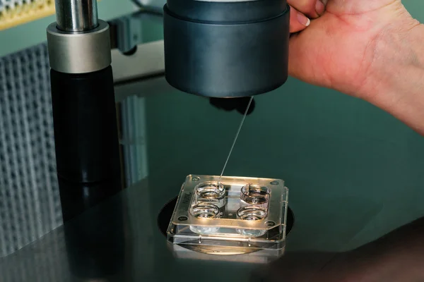 Processo de fertilização in vitro de perto. Equipamento em laboratório de Fertilização, IVF . — Fotografia de Stock