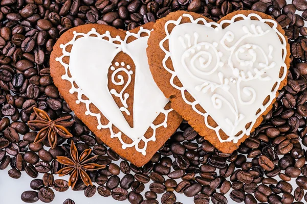 Cuore di pan di zenzero sui chicchi di caffè — Foto Stock