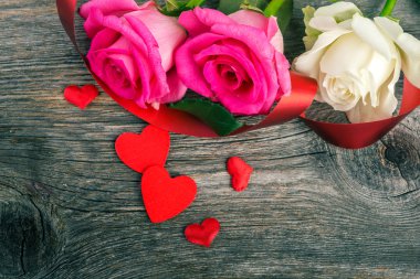 kalpleri ve pembe güller, Sevgililer günü