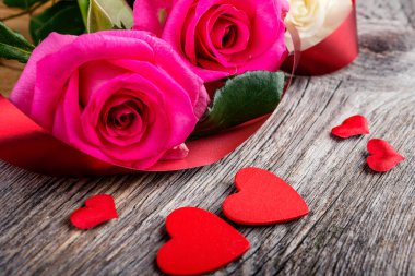 kalpleri ve pembe güller, Sevgililer günü