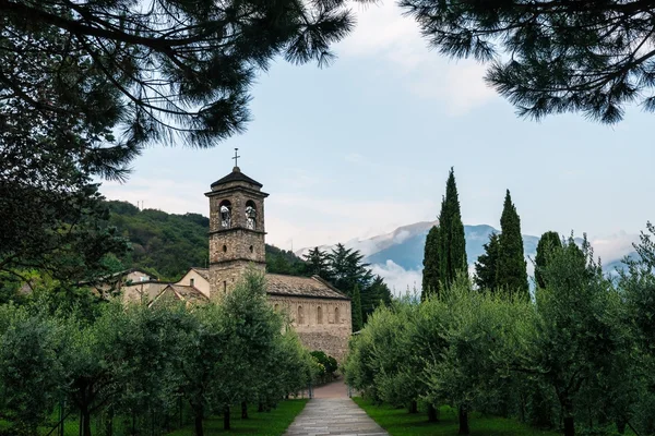 Vista de la iglesia del Monasterio en el Lago de Como , — Foto de Stock