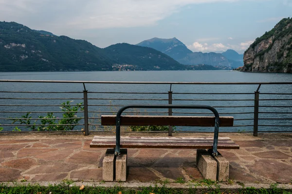Un banco cerca del lago Como . — Foto de Stock