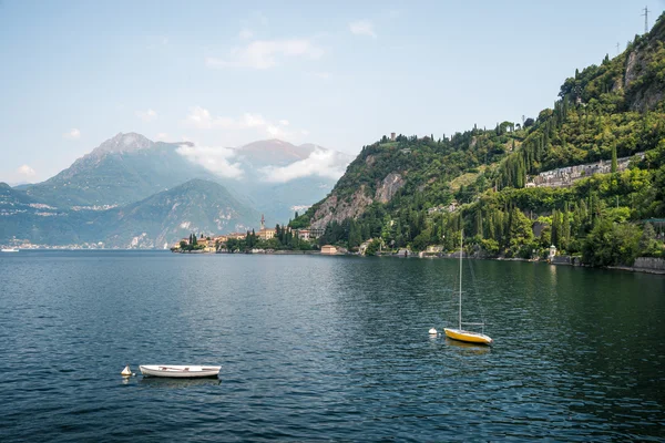 Una vista del pueblo pesquero de Bellano en el lago Como — Foto de Stock