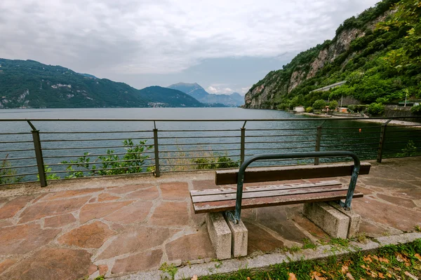 Un banco cerca del lago Como . — Foto de Stock