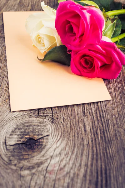 Róże na drewniane tło. — Zdjęcie stockowe