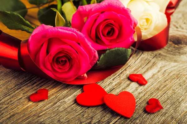 Καρδιές και ένα ροζ τριαντάφυλλα, ημέρα του Αγίου Βαλεντίνου — Φωτογραφία Αρχείου
