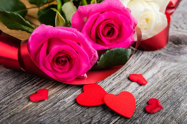 Сердца и розовые розы, День Святого Валентина — стоковое фото