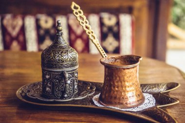 Geleneksel kabartmalı metal tepsi ve fincanla Türk kahvesi