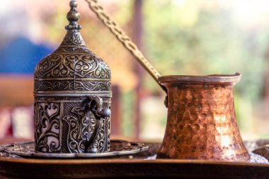 Geleneksel kabartmalı metal tepsi ve fincanla Türk kahvesi