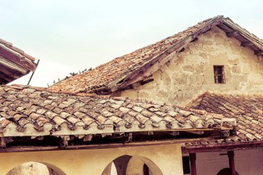 Fotoğraf Chufut-Kale, Kırım, Bakhchisaray 'daki bir ortaçağ mağara şehir kalesi..