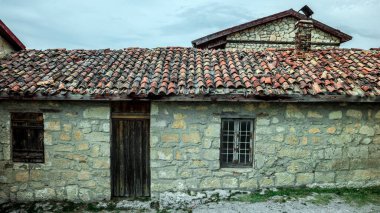 Fotoğraf Chufut-Kale, Kırım, Bakhchisaray 'daki bir ortaçağ mağara şehir kalesi..