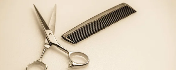 Ножницы и расческа. Профессиональные парикмахерские инструменты, изолированные на белом — стоковое фото