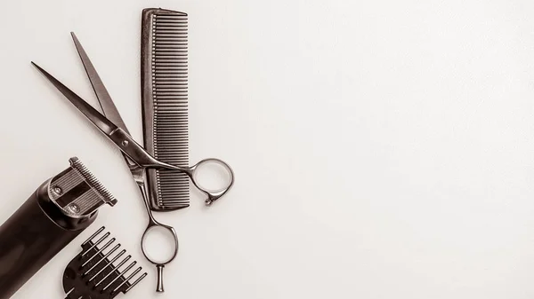 Профессиональные парикмахерские инструменты, изолированные на белом — стоковое фото