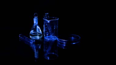 Suyla farklı laboratuar camları ve siyahla izole edilmiş yansımaları var.