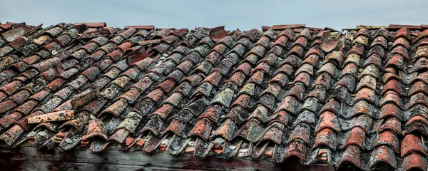 Foto Techo Azulejos Antiguos Azulejos Marrones Grises — Foto de Stock