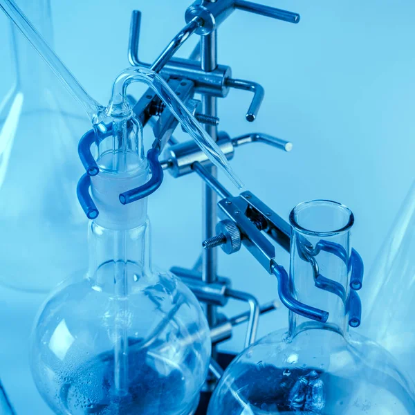 Photo Empty Flasks Laboratory Analysis Equipment Chemical Laboratory Glassware Test — Stock Photo, Image