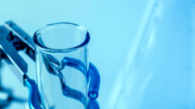 Fotoğraf boş mataralar. Laboratuvar analiz ekipmanları. Kimyasal laboratuvar, cam test tüpleri..