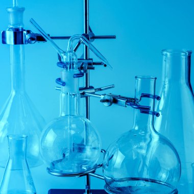 Fotoğraf boş mataralar. Laboratuvar analiz ekipmanları. Kimyasal laboratuvar, cam test tüpleri..