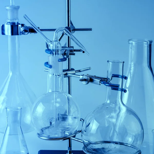 照片空瓶子 实验室分析设备 化验室 玻璃器皿及试管 — 图库照片