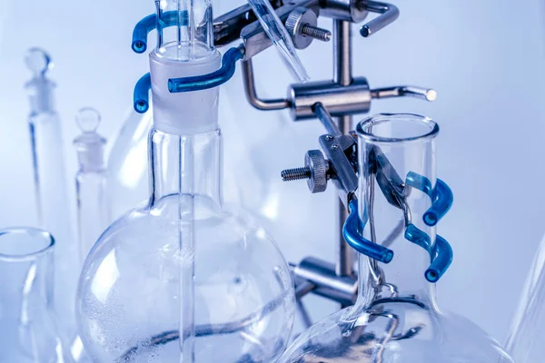 Photo Empty Flasks Laboratory Analysis Equipment Chemical Laboratory Glassware Test — Stock Photo, Image