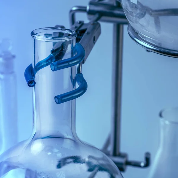 Egy állványon lévő flaska. Laboratóriumi vizsgálóberendezés. Vegyi laboratórium, üvegáru kémcső. — Stock Fotó