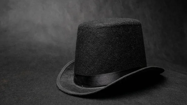 用黑色背景的毛毡制成的时髦黑色圆顶礼帽. — 图库照片