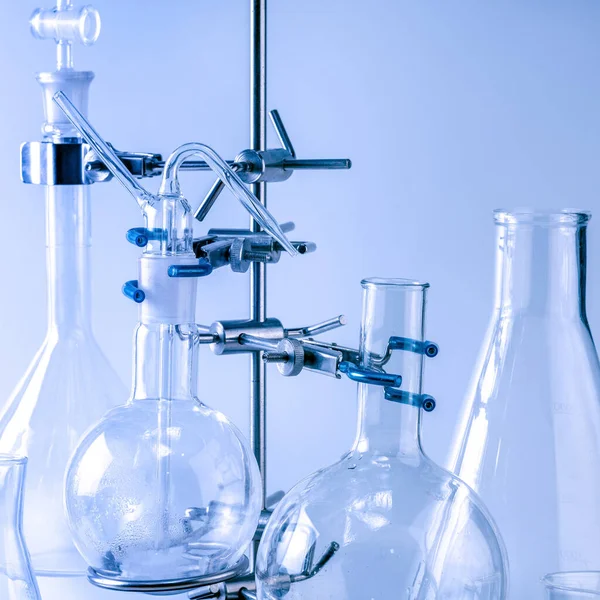 Um frasco num tripé. Equipamento de análise laboratorial. Laboratório químico, tubos de ensaio de vidro. — Fotografia de Stock