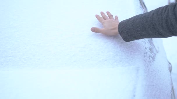 Mužský prst se omlouvá ve sněhu na sklo auta — Stock video