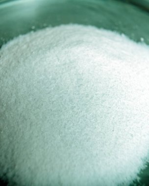 Fotoğraf Sodyum nitrat kristalleri, gri arka planda, yakın çekim.