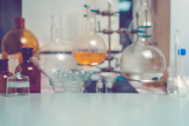 Fotoğraf bulanık bilim geçmişi, test tüpleri ve masaüstü, araştırma konsepti