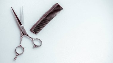 Makas ve tarak. Profesyonel kuaför aletleri, beyaza izole edilmiş.