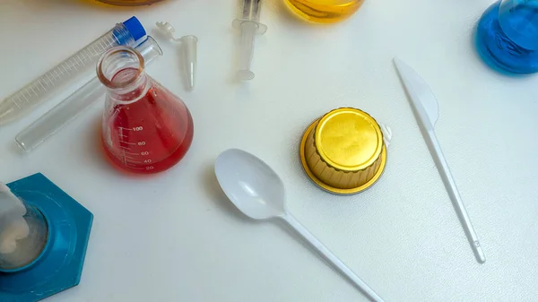 Foto Comida Enlatada Perto Garfo Plástico Faca Uma Mesa Laboratório — Fotografia de Stock