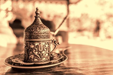 Geleneksel metal tepsi ve fincanlı Türk kahvesi