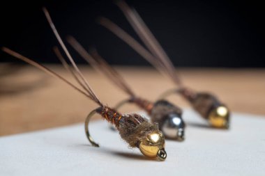 Makro 'nun sinek yemi fotoğrafı, el yapımı balık sineği, balık tutmak için uçmak.