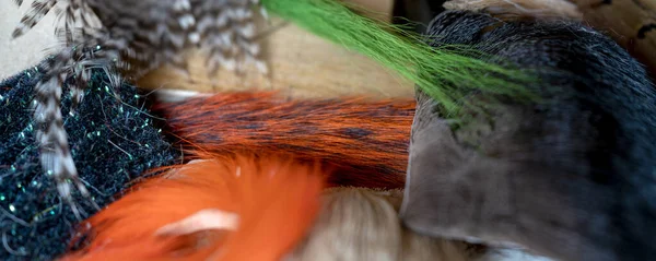 Balık sineği ahşap bir masaya malzeme bağlıyor.