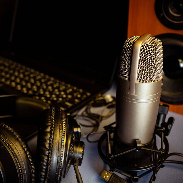 Фотостудия микрофон, наушники, спикеры и компьютер. Запись домашней студии для микширования звука, звукового дизайна и музыкального производства.