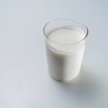 Üst kattaki yoğurda karşı beyaz arka plan. Yakın çekim..