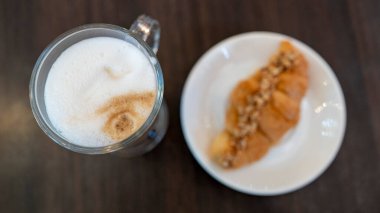 Siyah bir arkaplanda taze kruvasan. Üst görünüm