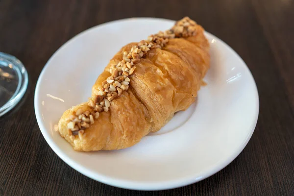 ஒரு கருப்பு ஸ்லாட் பின்னணியில் புதிய croissant. மேல் பார்வை — ஸ்டாக் புகைப்படம்