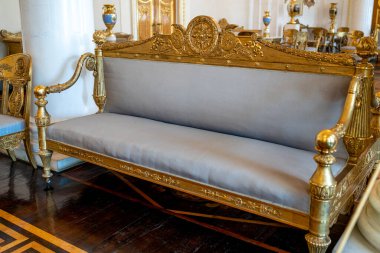 Element oymacılığı. Mobilyalar klasik tarzda. Altın işlemeli beyaz ağaç. patina. Oyma. Küçük bir alan derinliği. lüks mobilyalar.
